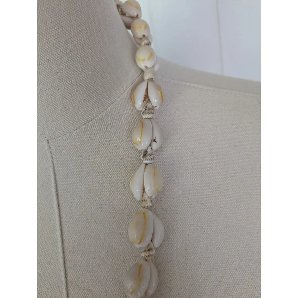 Vintage tan cowrie shell necklace - 18